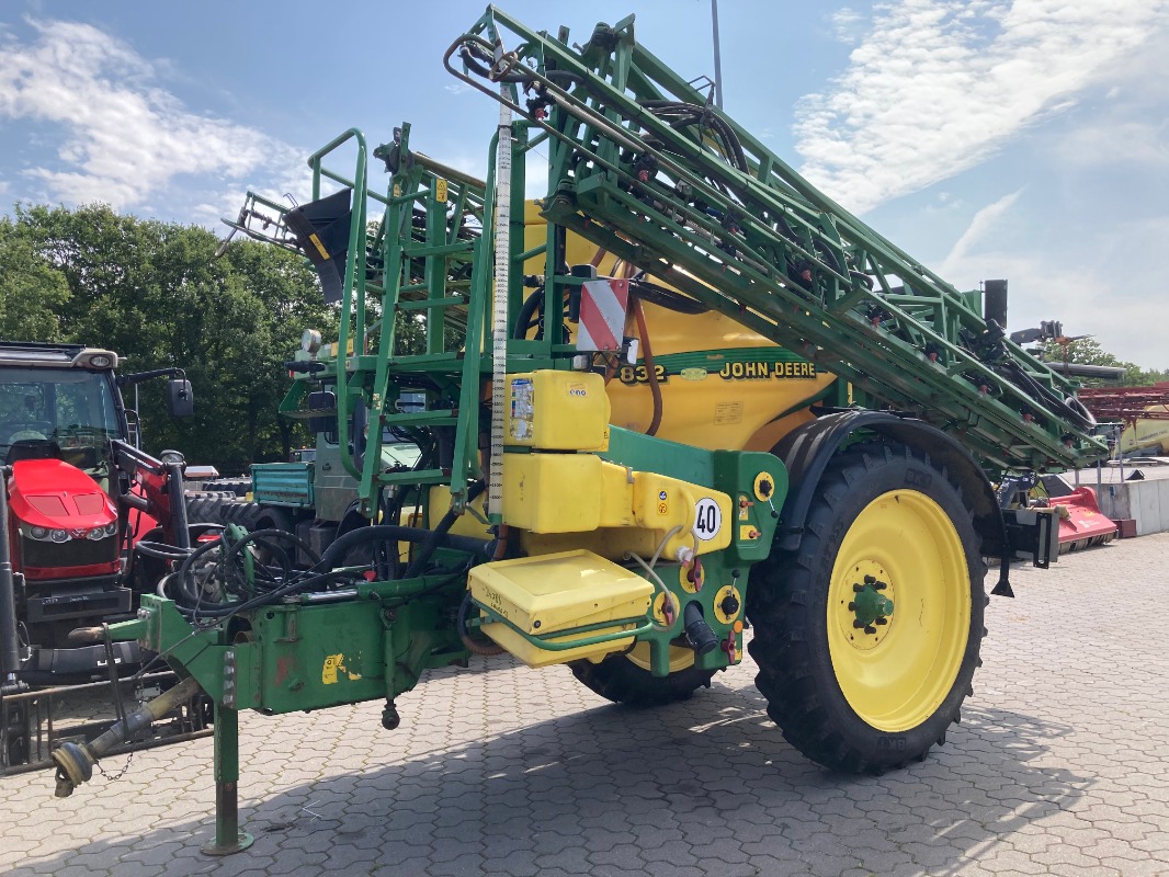 John Deere 832 - Düngung/Pflanzenschutztechnik/Pflege - Anhängespritze