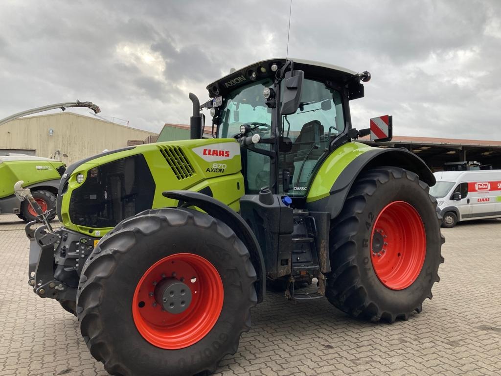 CLAAS Axion 870 - Tractor