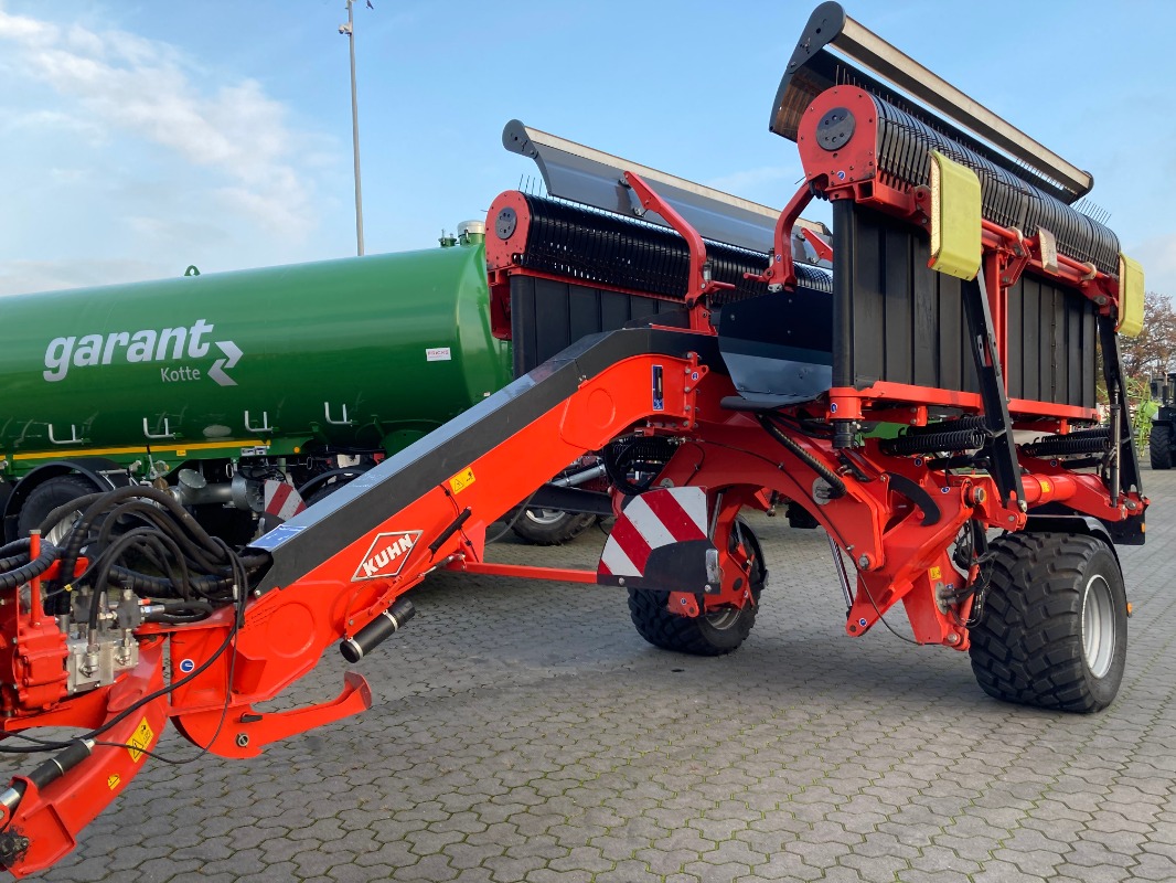 Kuhn Merge Maxx 950 - Grünlandtechnik + Futtererntetechnik - Schwader