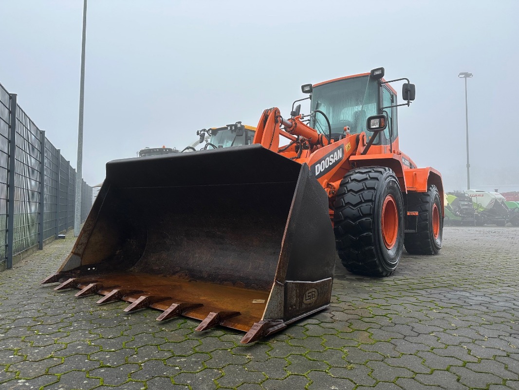 Doosan DL 250 High Lift - Excavateur + Chargeur - Chargeuse sur pneus