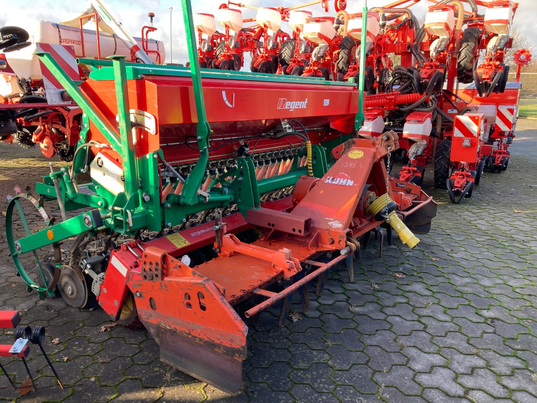 Regent 3m Kuhn mit Regent Drillmaschine - Sowing technique - Seed drill combination